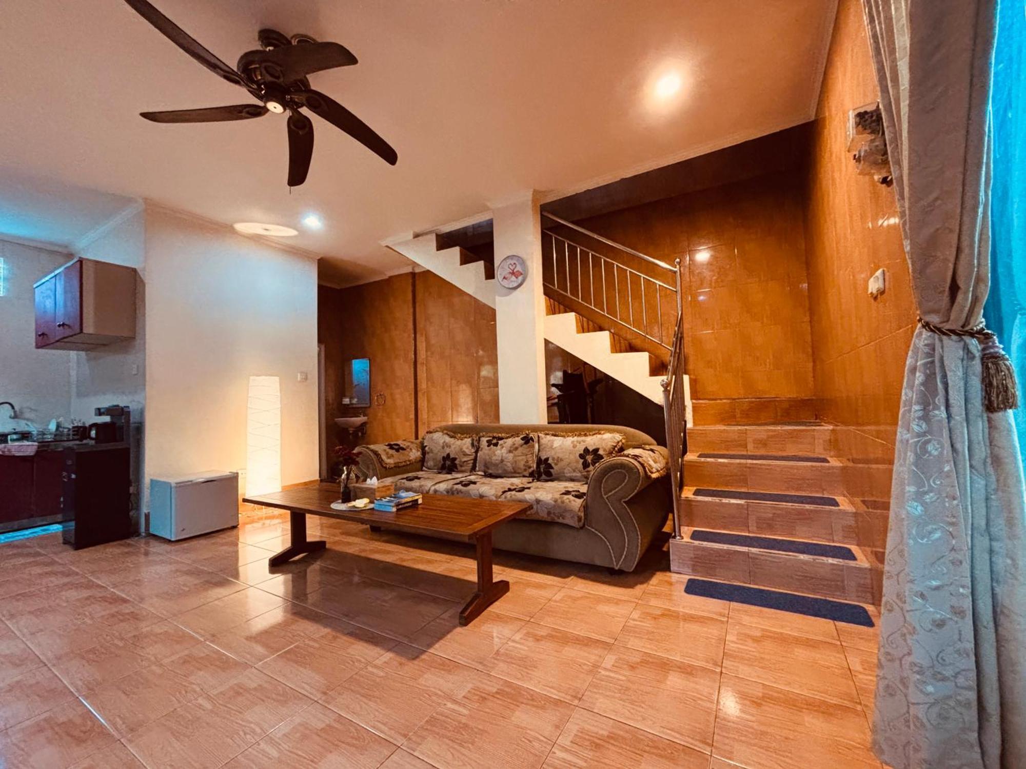Mama Mega Homestay Pesanggaran ภายนอก รูปภาพ