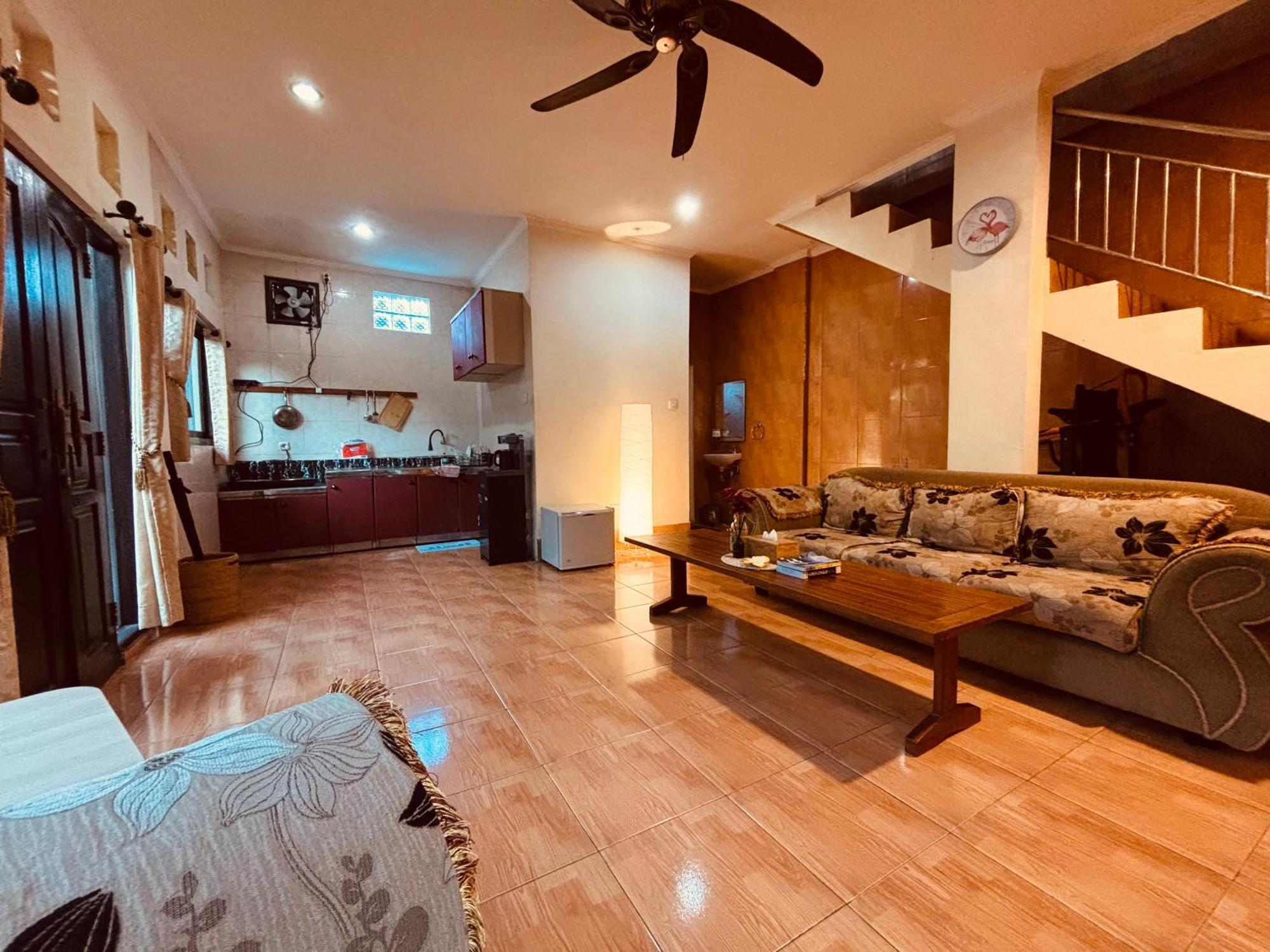 Mama Mega Homestay Pesanggaran ภายนอก รูปภาพ